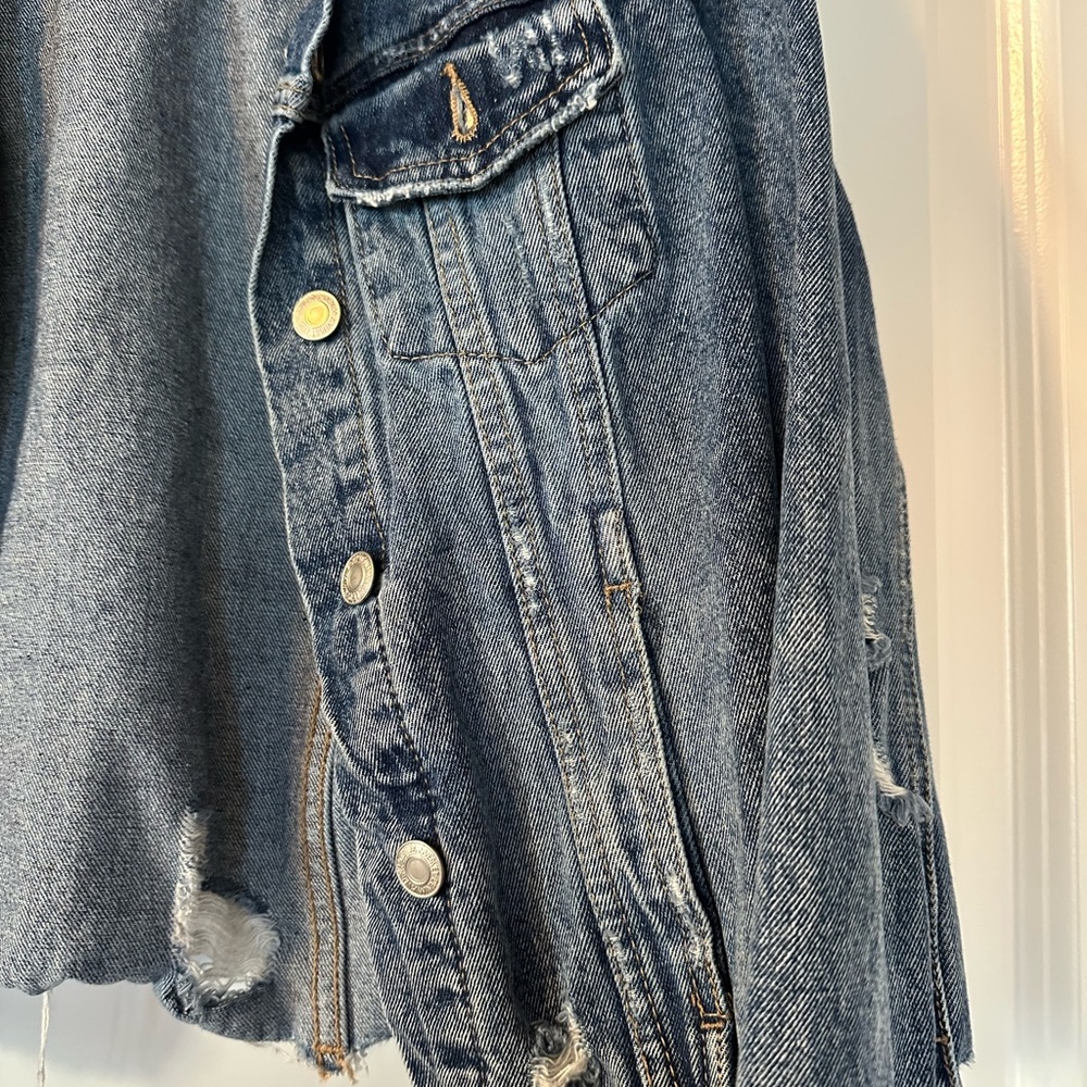 Vervet Women's Distressed Denim Jacket - Picture 4 of 7